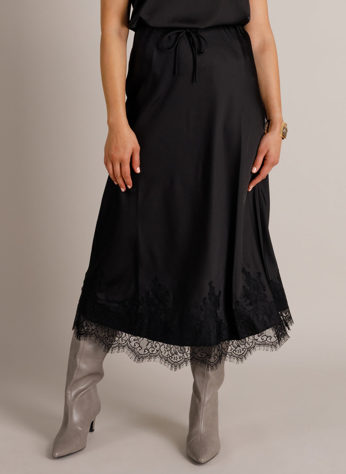 YYWismara | Black