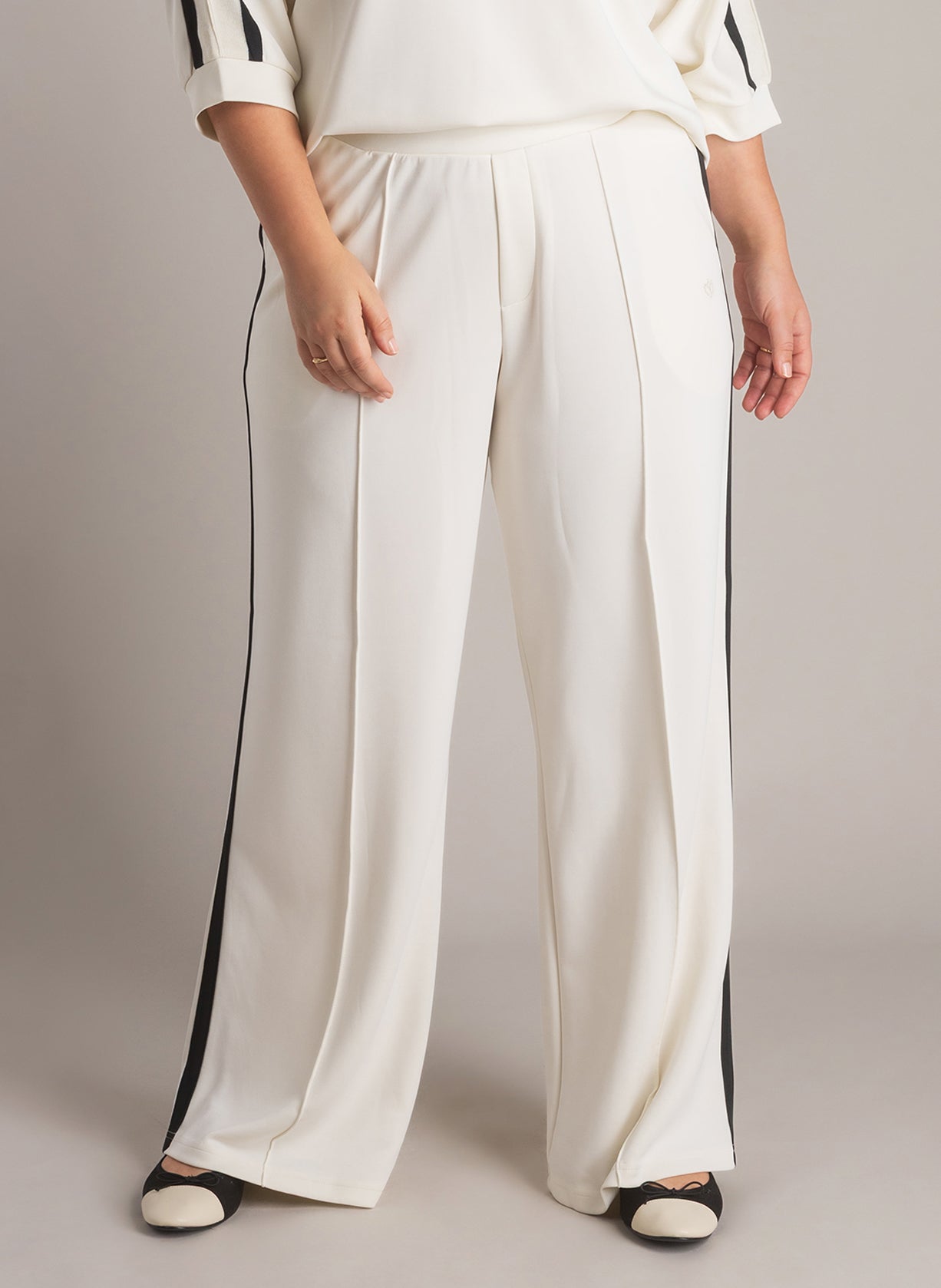 Jelisa | Antique White/Black