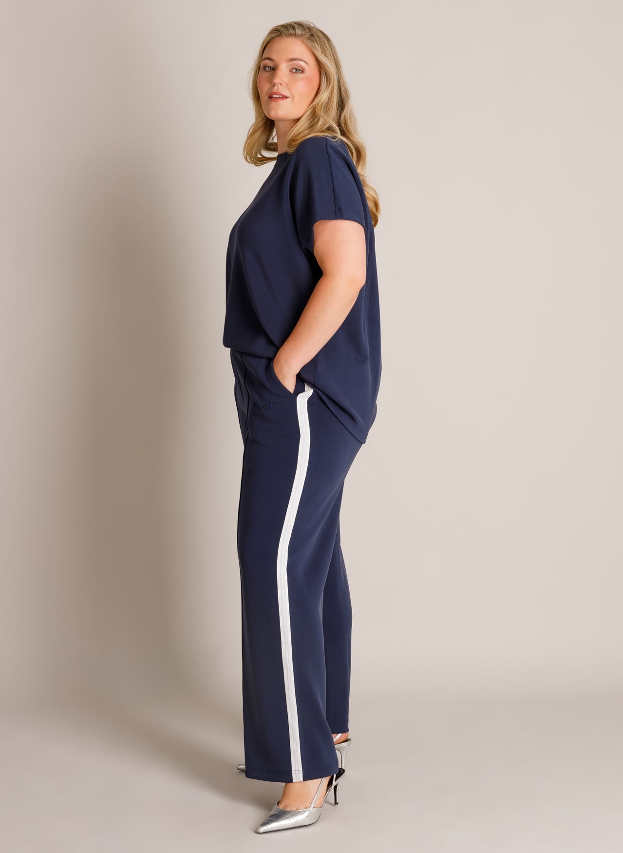 Jelisa Essential | Dark Blue/Off white
