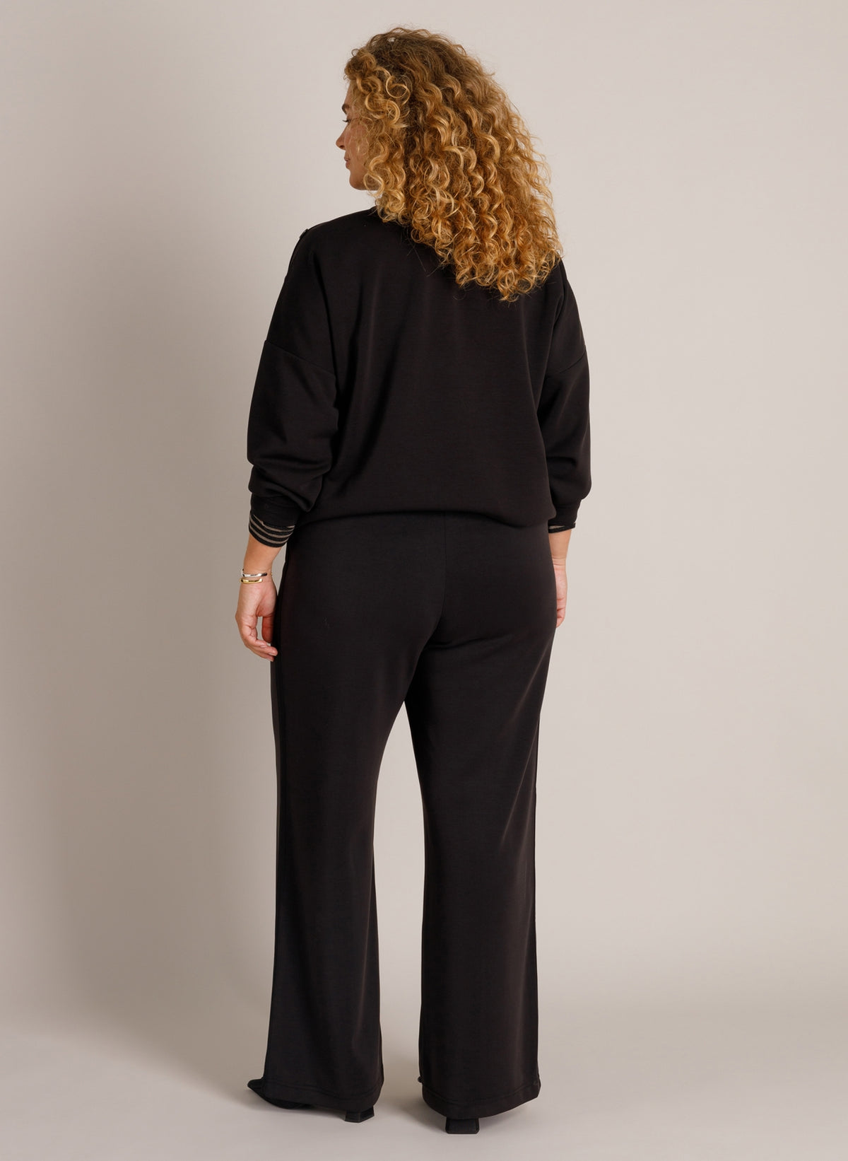 YCJelisa Essential | Black