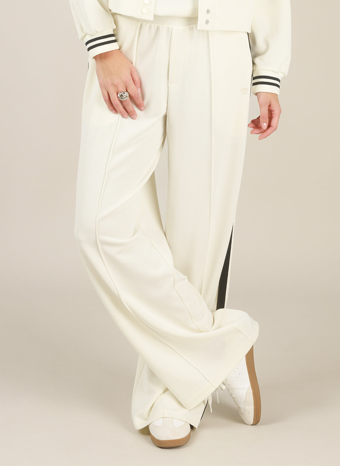 Ilma | Antique White/Black