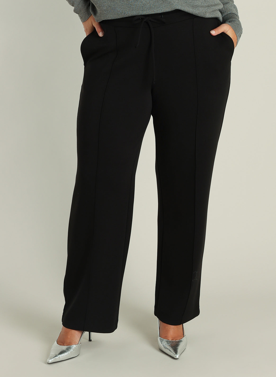 Selena Essential | Black