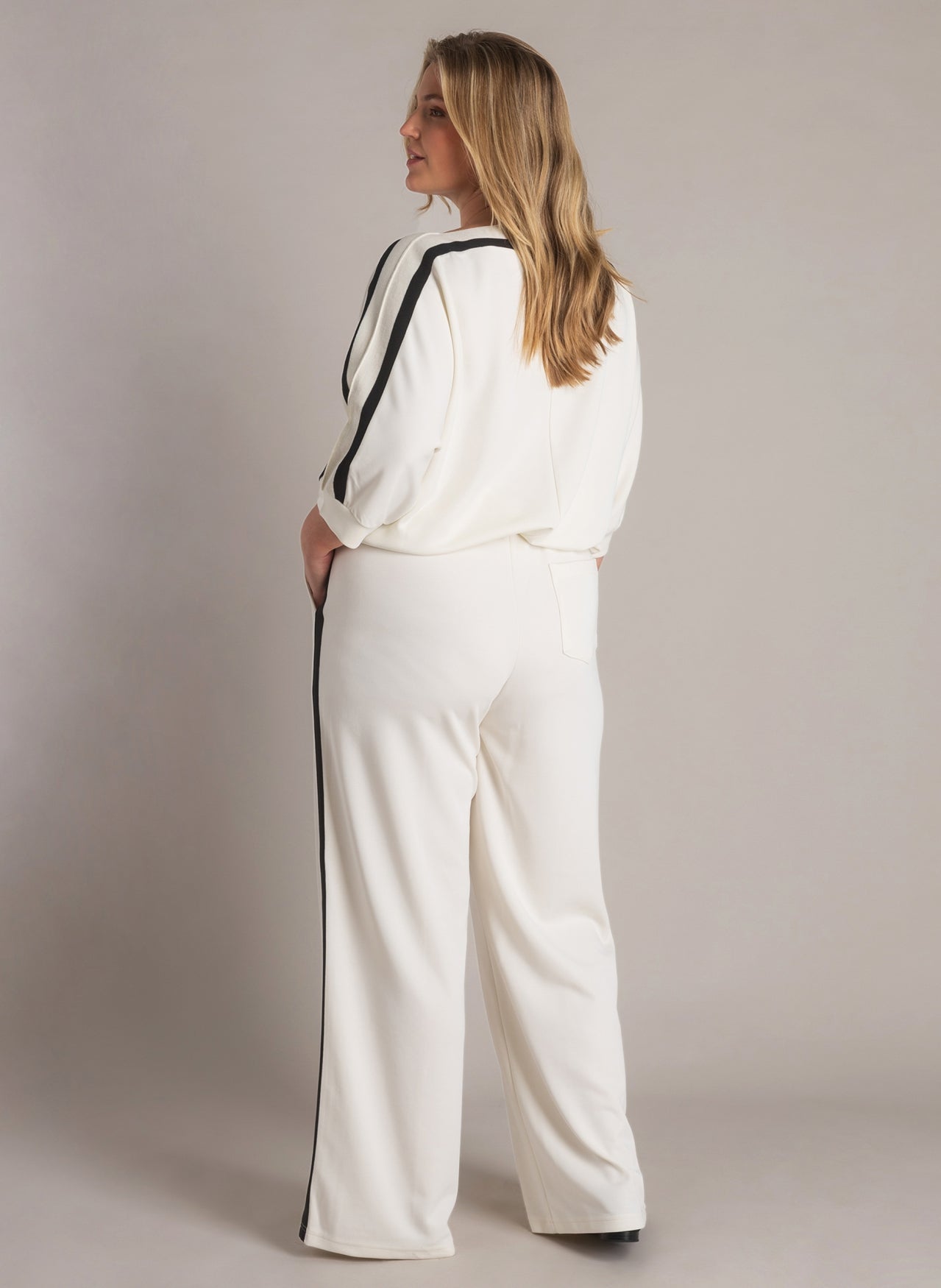 Jelisa | Antique White/Black